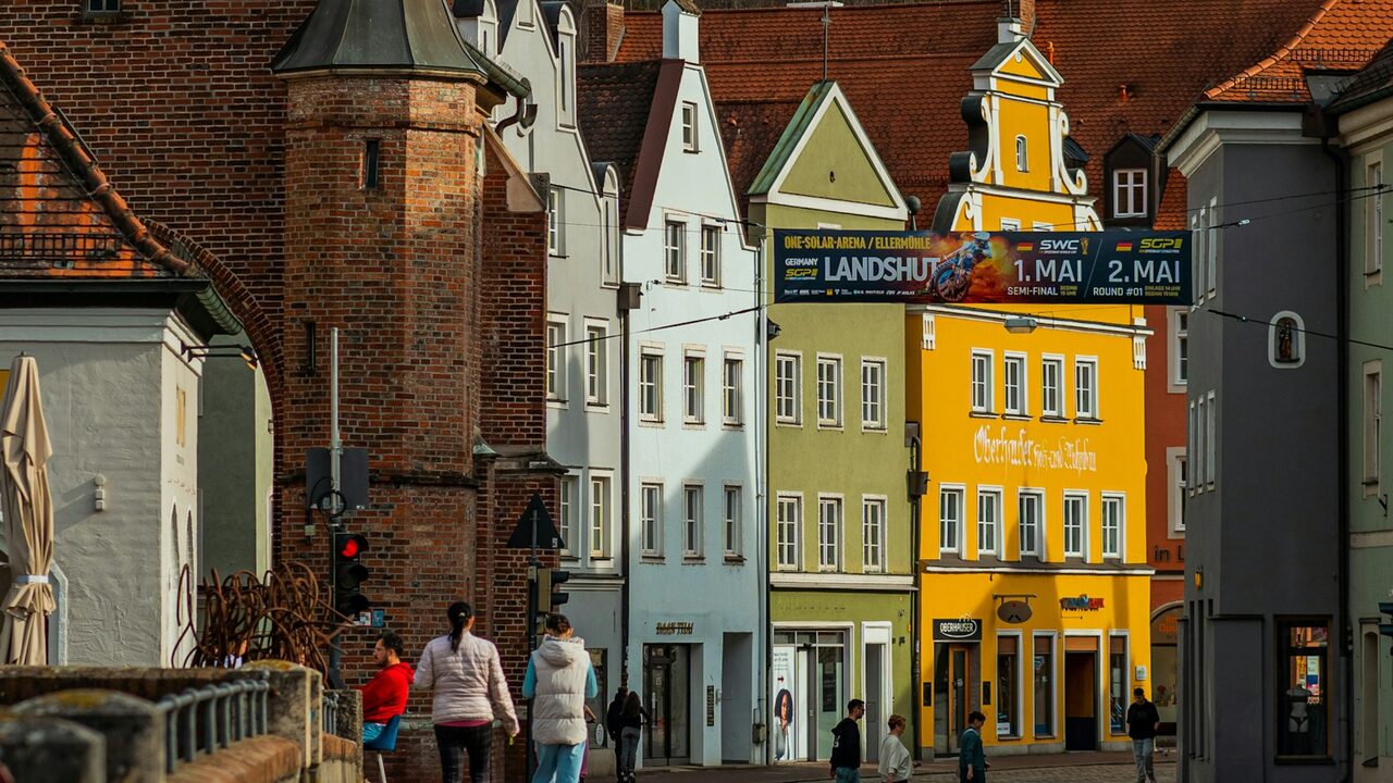 Blick über die Isarbrücke auf das Ländtor und die farbigen Giebelhäuser der Landshuter Altstadt