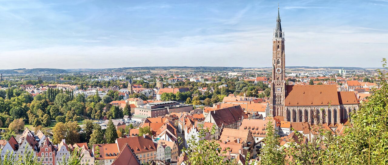 Panorama über die Dächer der Landshuter Altstadt, rechts der Turm der Stiftsbasilika St. Martin