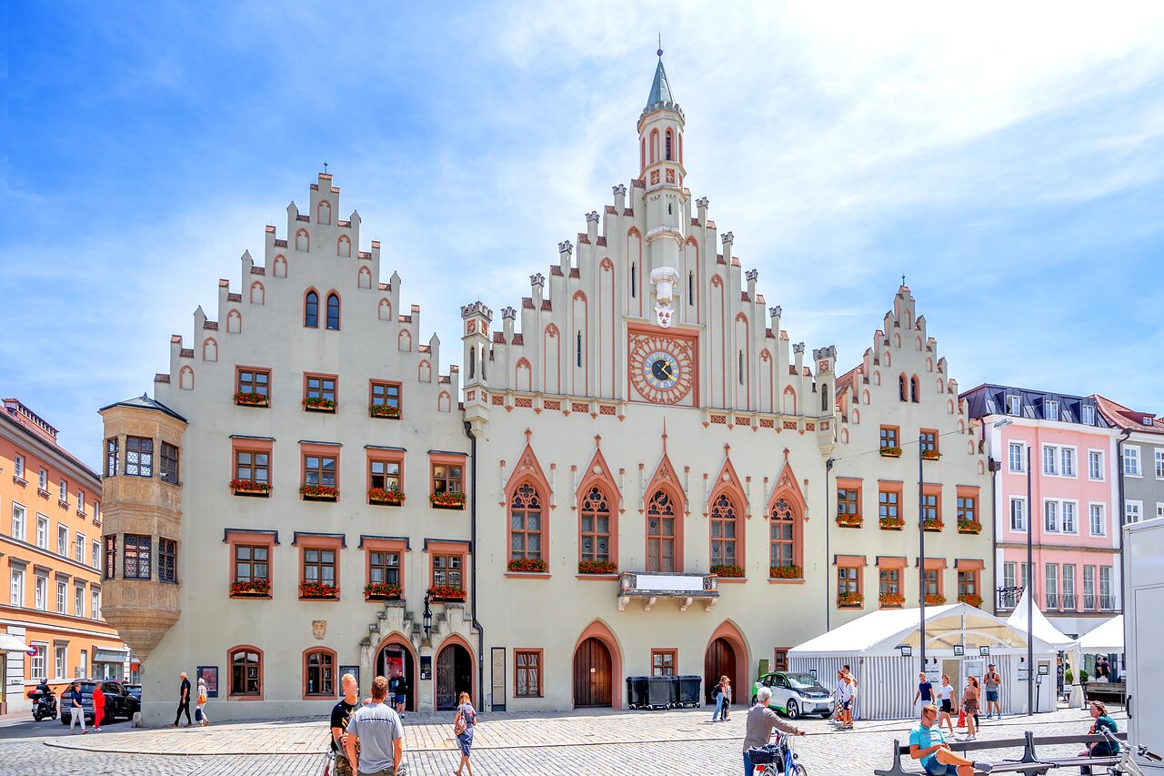 Das Landshuter Rathaus mit neugotischer Fassade, Staffelgiebeln, Uhr und Dachreiter