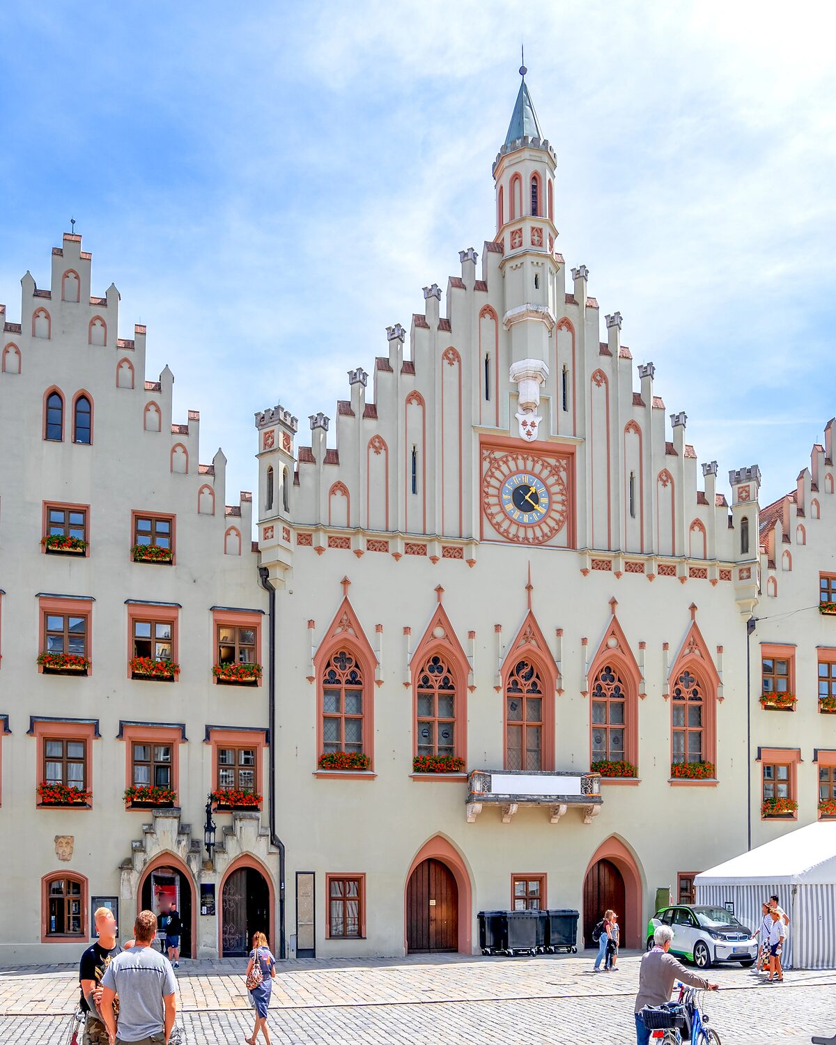 Die neugotische Fassade des Landshuter Rathauses mit drei Staffelgiebeln und der Rathausuhr