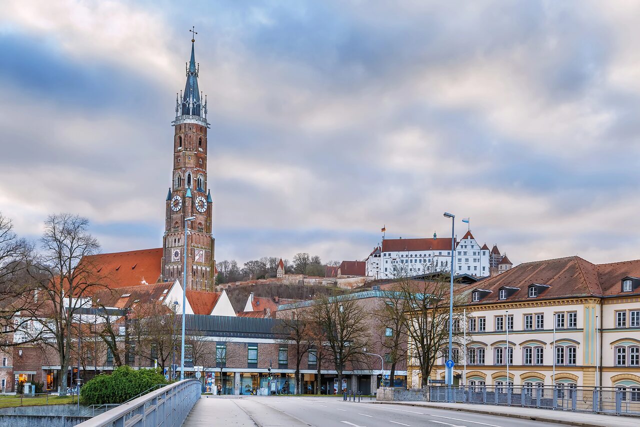 Landshut mit dem Turm von St. Martin links und der Burg Trausnitz auf dem Hofberg rechts, gesehen von der Isarbrücke